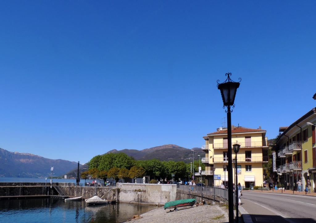 Hotel Del Pesce Luino Extérieur photo